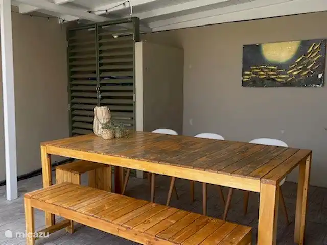 vakantiehuis huren in Aruba, Oranjestad, Seroe Blanco – Casa Charlie Zithoek buiten met achter de groene deur de wasmachine