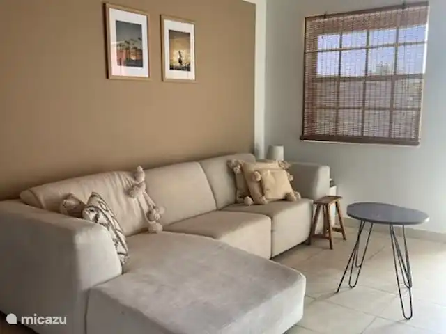 vakantiehuis huren in Aruba, Oranjestad, Seroe Blanco – Casa Charlie Woonkamer met loungebank