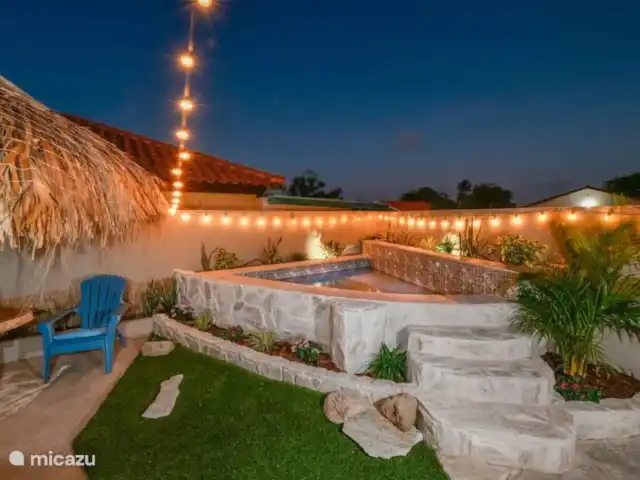 vakantiehuis huren in Aruba, Oranjestad, Seroe Blanco – Casa Charlie Zwembad bij avond