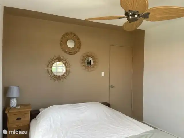 Schlafzimmer mit Doppelbett, Klimaanlage und Ventilator