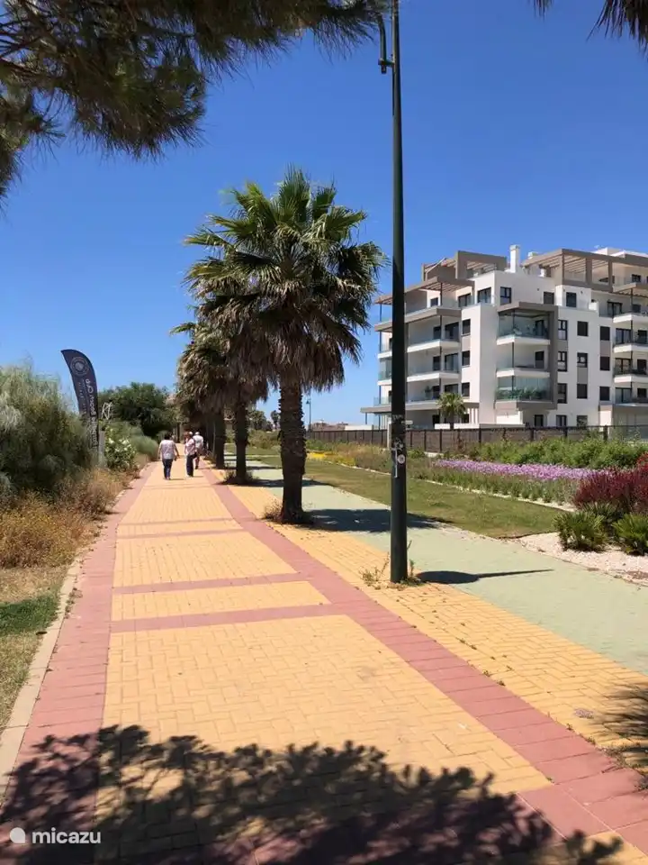 Boulevard zwischen Wohnung und Strand