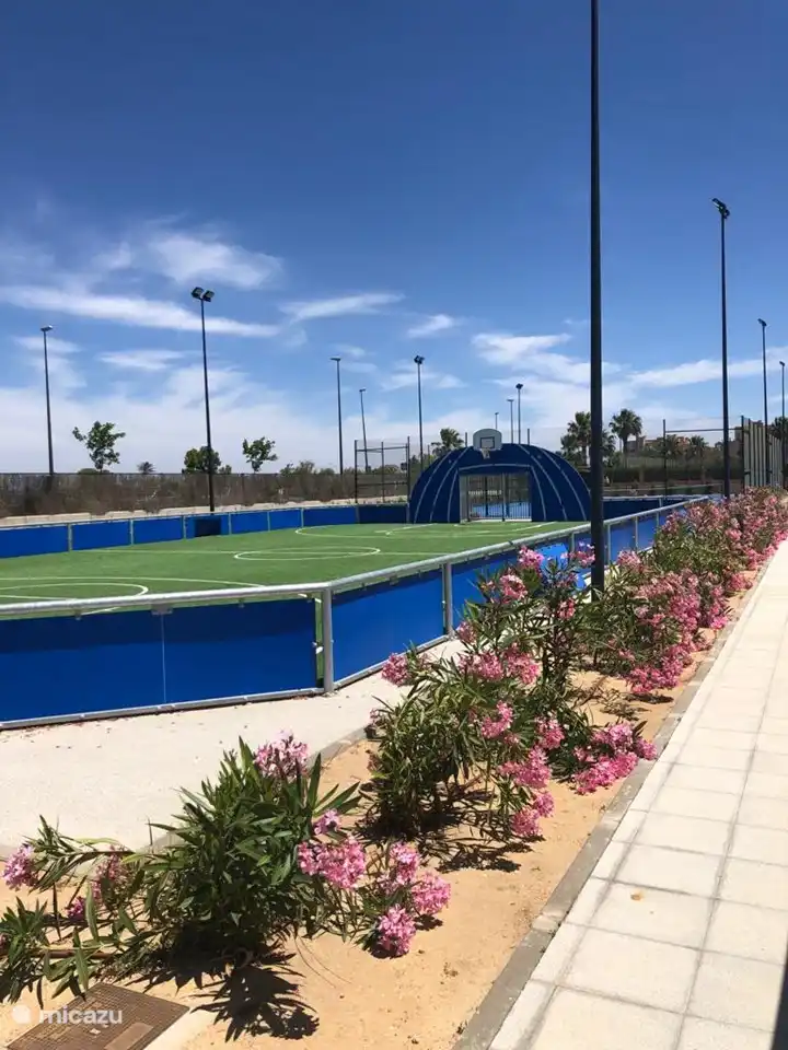 Fußballplatz mit Tennisplatz dahinter