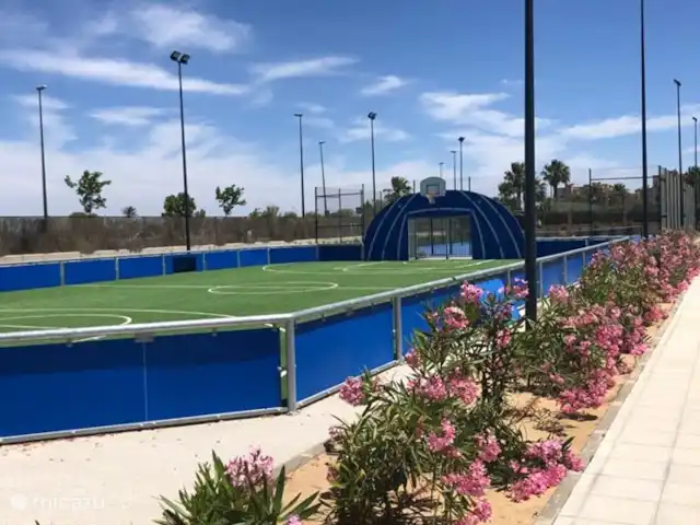 appartement huren in Spanje, Costa de la Luz, Isla Canela – Los Flamencos Isla Canela Voetbalveld met erachter tennisbaan