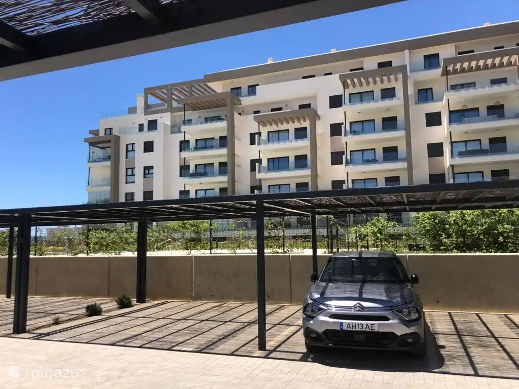 Geschlossener Parkplatz am Komplex