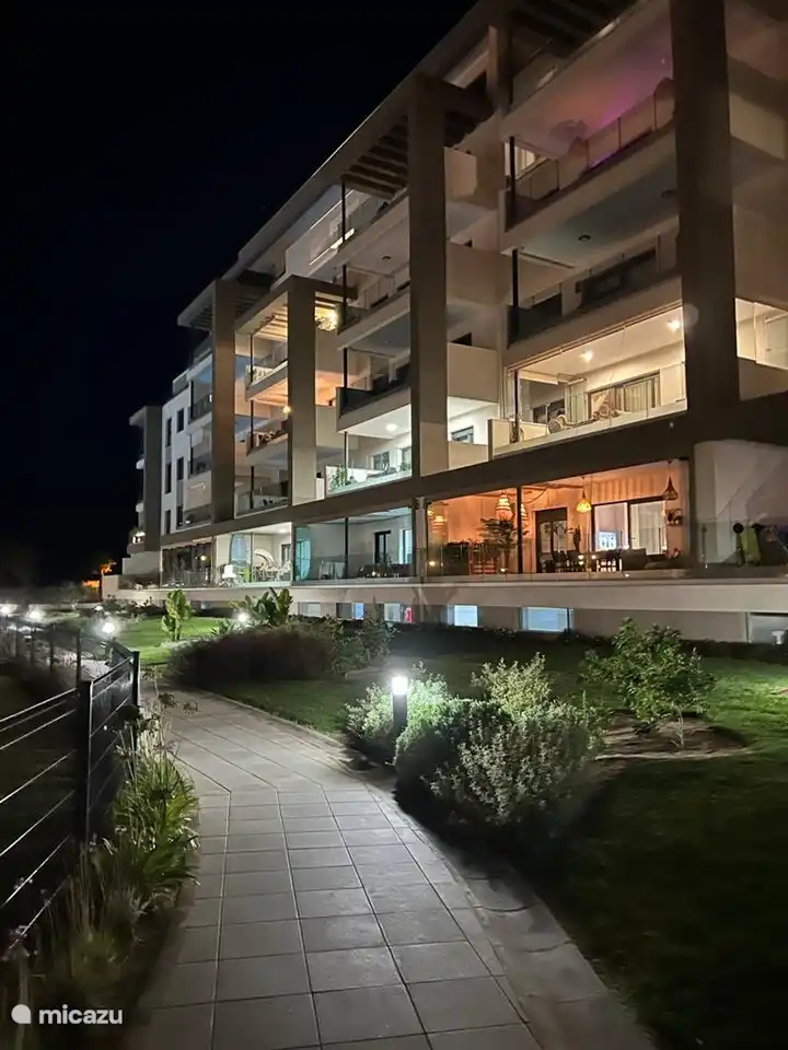 Weg vor Wohnungen entlang bei Nacht