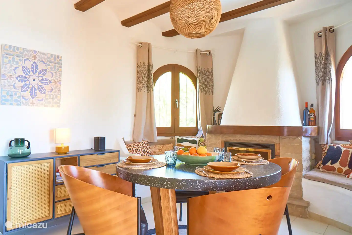 Salle à manger avec coin salon et cheminée