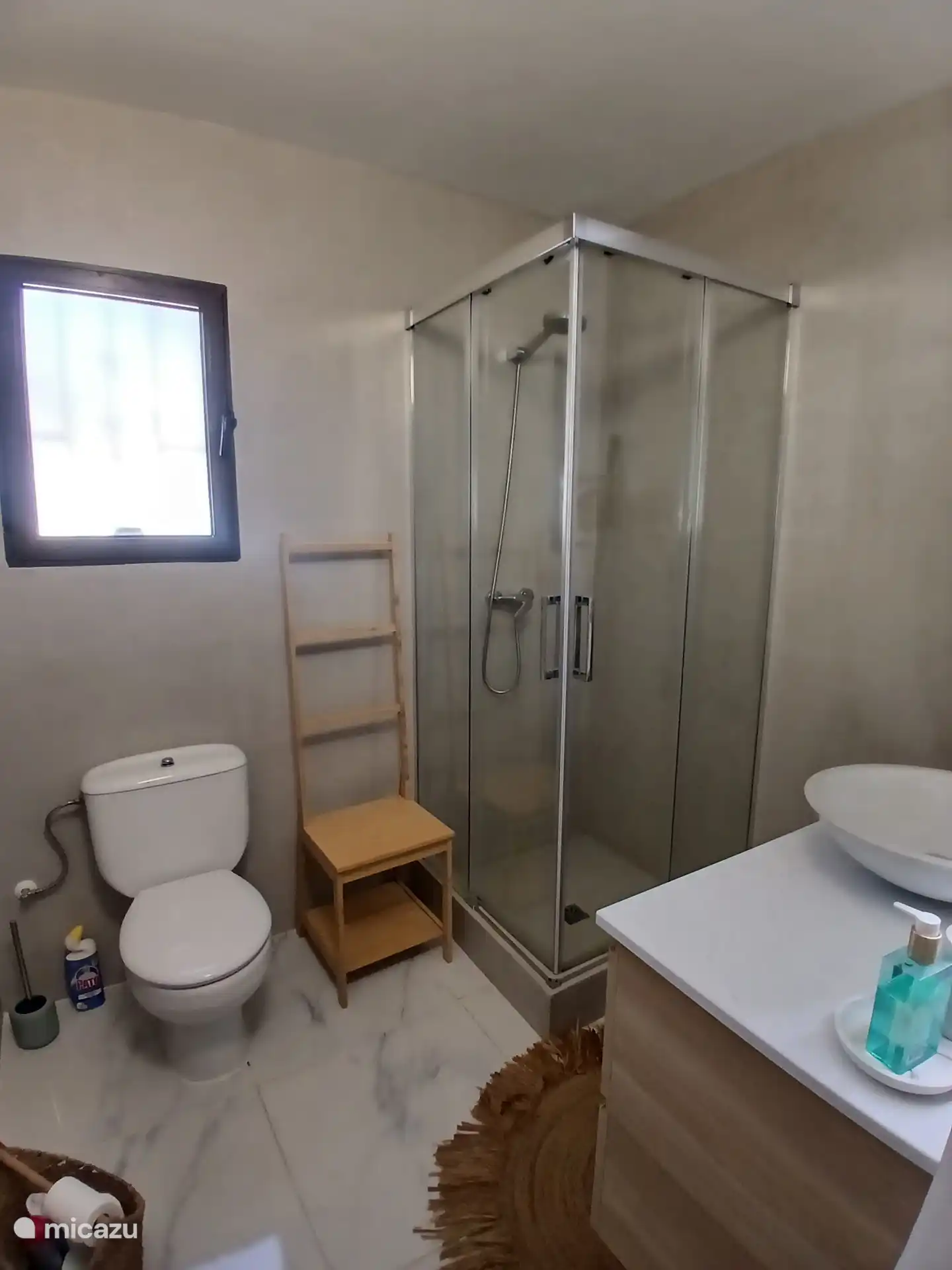 Douche 2e slaapkamer.