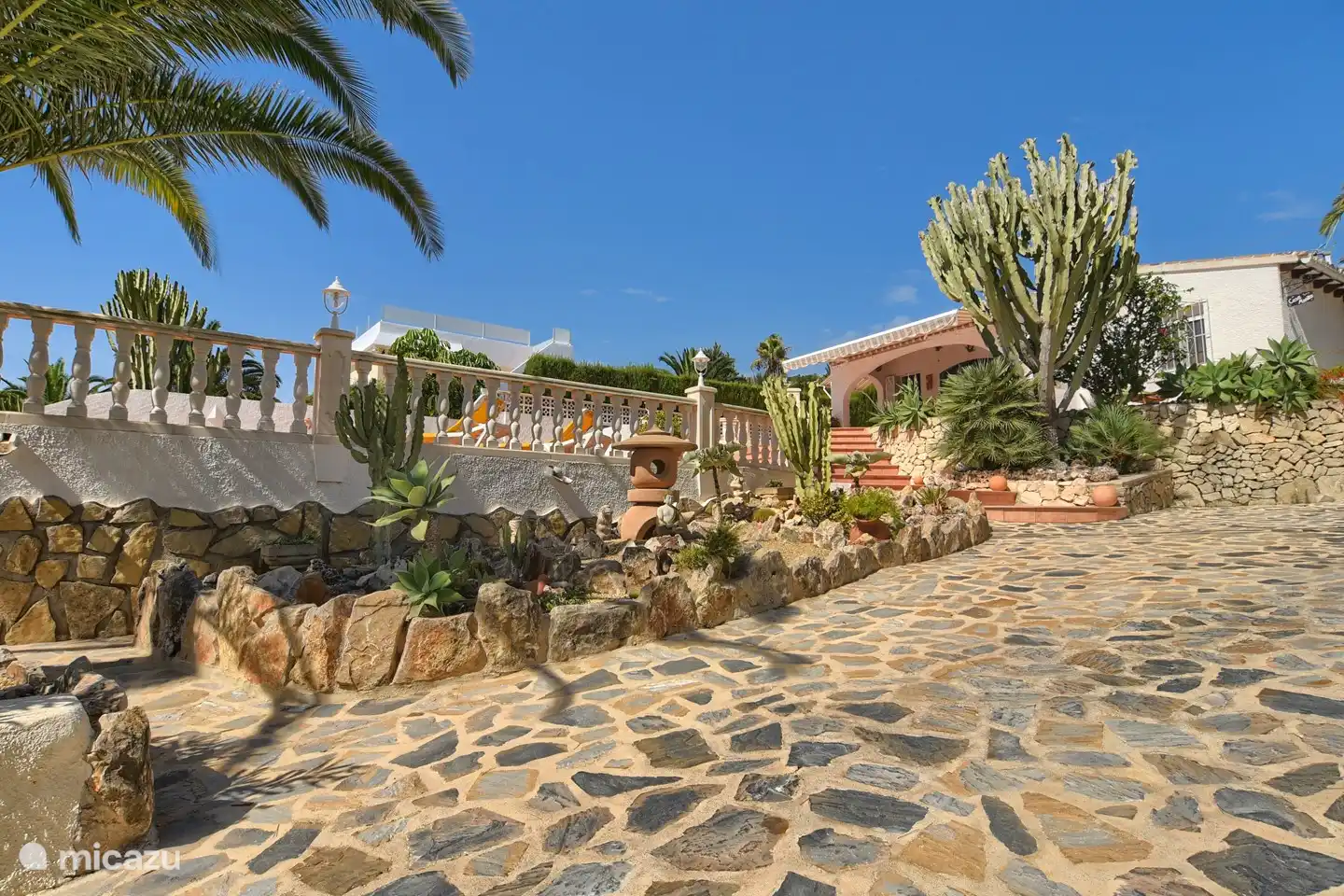 Seitenansicht des Pools