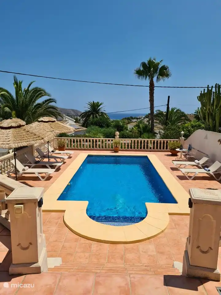 Schwimmbad mit Meerblick