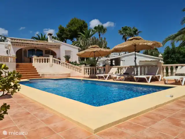 Casawens en España, Costa Blanca, Moraira - villa Piscina y vista frontal de la casa