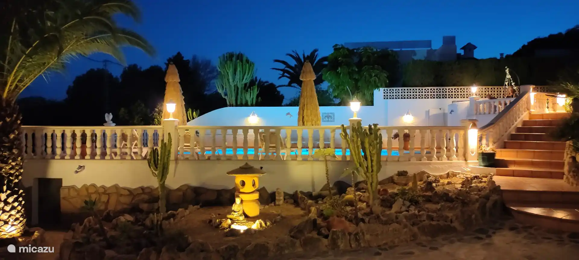 Beleuchteter Pool mit Seitenansicht