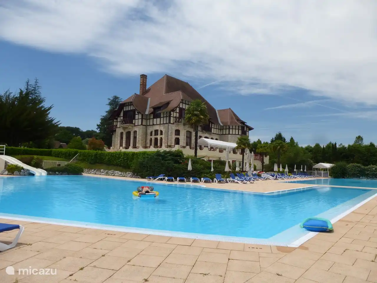 Castillo con piscinas