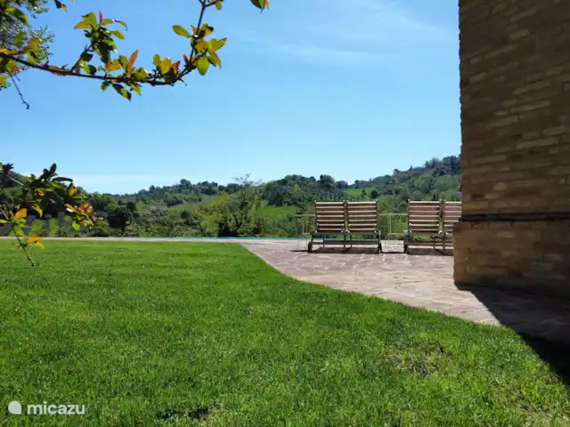 Villa Rilasati en Italia, Marche, Mogliano - apartamento sillas de piscina