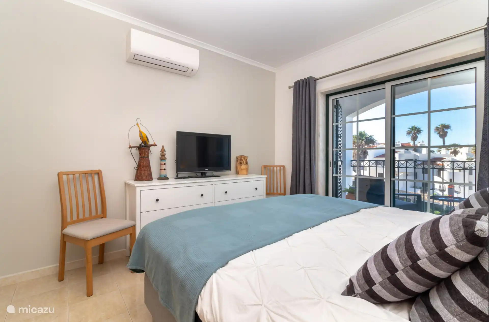 La chambre a récemment rénové la climatisation ! Il y a aussi une télévision avec connexion HDMI.