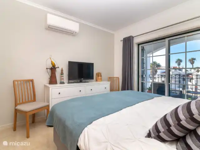 Casa Encantada Carvoeiro Algarve en Portugal, Algarve, Carvoeiro - apartamento ¡El dormitorio tiene aire acondicionado recientemente renovado! También hay un televisor con conexión HDMI.