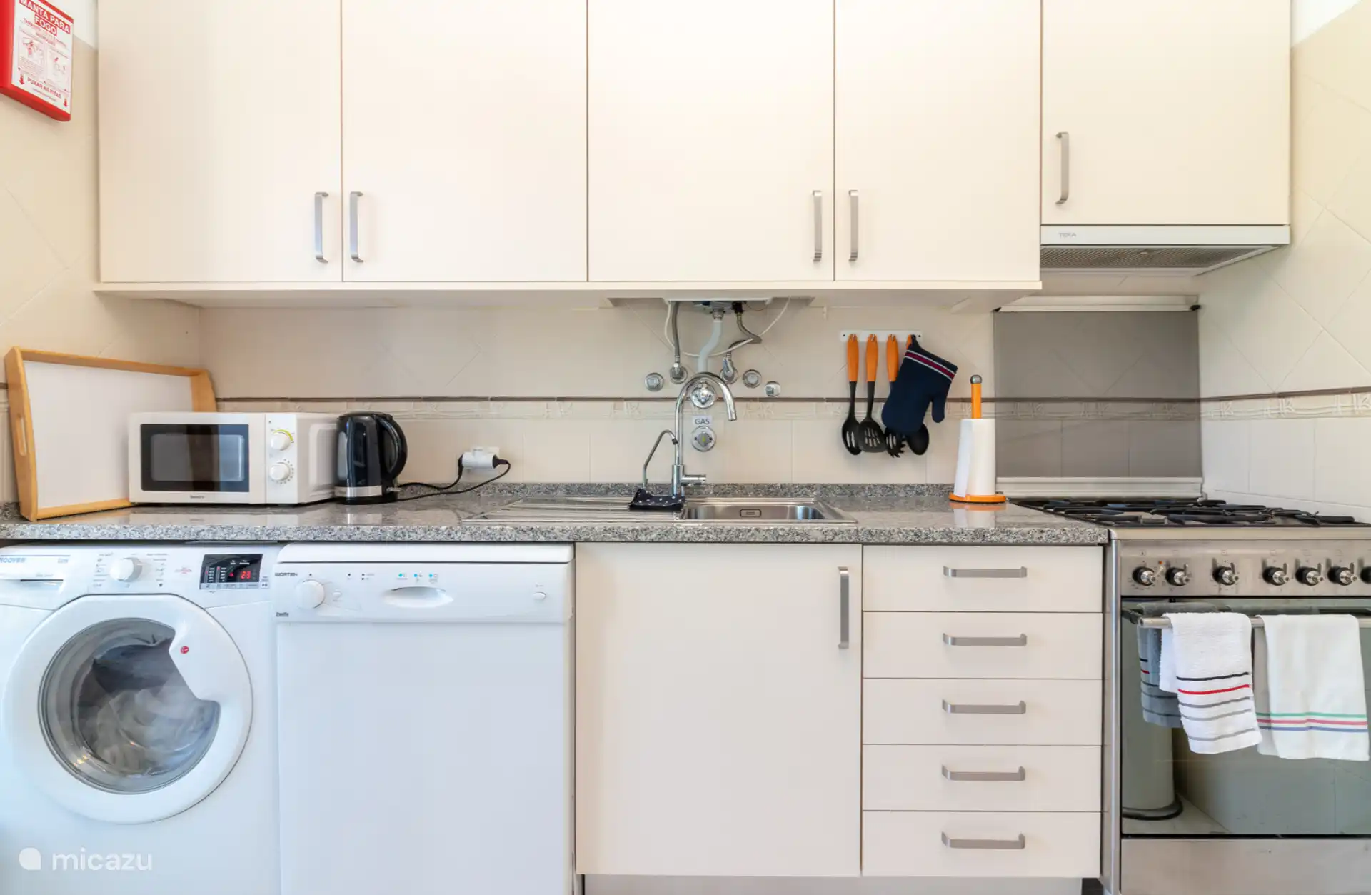 La cuisine dispose de toutes les commodités : four, réfrigérateur/congélateur, micro-ondes, lave-vaisselle et lave-linge ! 