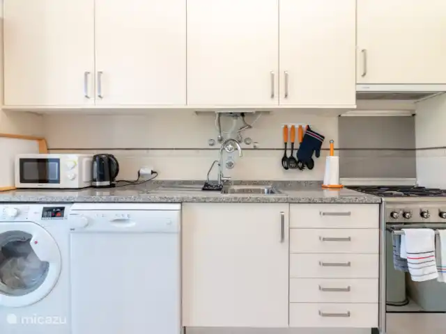 Casa Encantada Carvoeiro Algarve en Portugal, Algarve, Carvoeiro - apartamento La cocina tiene todas las comodidades: horno, nevera / congelador, microondas, lavavajillas y lavadora.