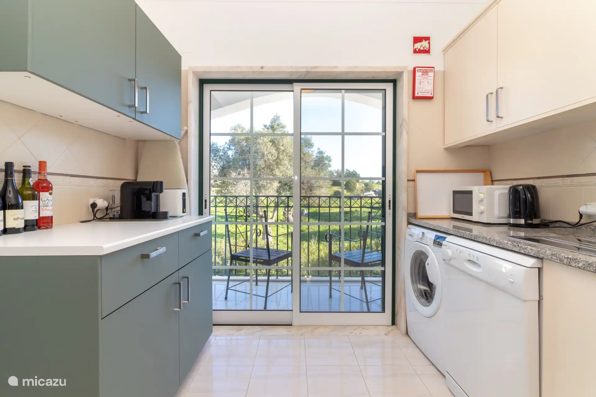 Un meuble de cuisine supplémentaire pratique offre encore plus d’espace de rangement et de travail. Par exemple, nous pouvons donner leur propre place au grille-pain, au gril de table, à la friteuse à air, à la machine à café, au mixeur plongeant, à la presse à orange, etc. !