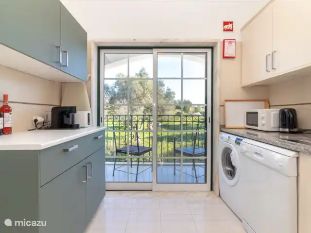 Casa Encantada Carvoeiro Algarve en Portugal, Algarve, Carvoeiro - apartamento Un práctico mueble de cocina adicional proporciona aún más espacio de almacenamiento y trabajo. Por ejemplo, podemos darle a la tostadora, la parrilla de mesa, la freidora, la cafetera, la batidora de mano, la prensa de naranjas, etc. ¡su propio lugar!