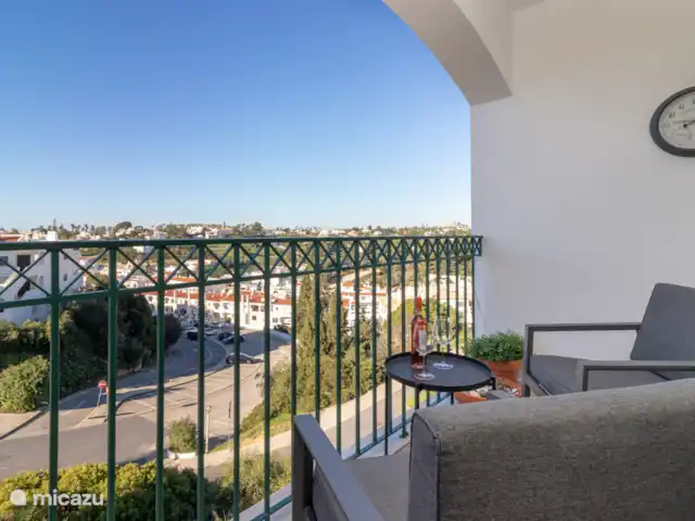 Casa Encantada Carvoeiro Algarve en Portugal, Algarve, Carvoeiro - apartamento Preciosa vista del pueblo desde el balcón de la parte delantera