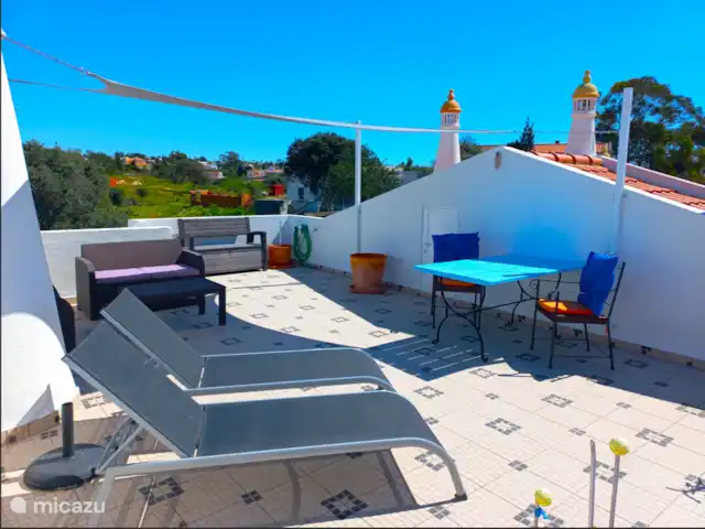 Casa Encantada Carvoeiro Algarve en Portugal, Algarve, Carvoeiro - apartamento La espaciosa azotea ha sido completamente renovada. Encontrará un bonito juego de salón, tumbonas y una hermosa mesa de comedor. Por supuesto, hay un buen paño solar para el tono deseado.