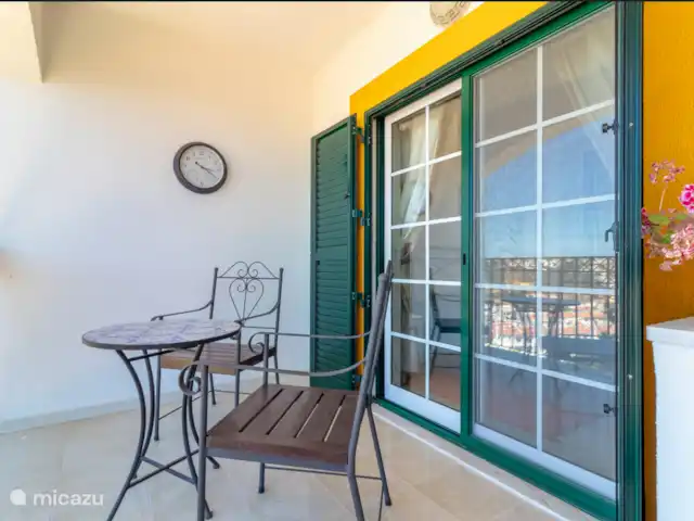 Casa Encantada Carvoeiro Algarve en Portugal, Algarve, Carvoeiro - apartamento El apartamento también tiene un balcón en la parte trasera. Aquí tienes el sol de la mañana, por lo que el desayuno es delicioso aquí. Vista del verde interior