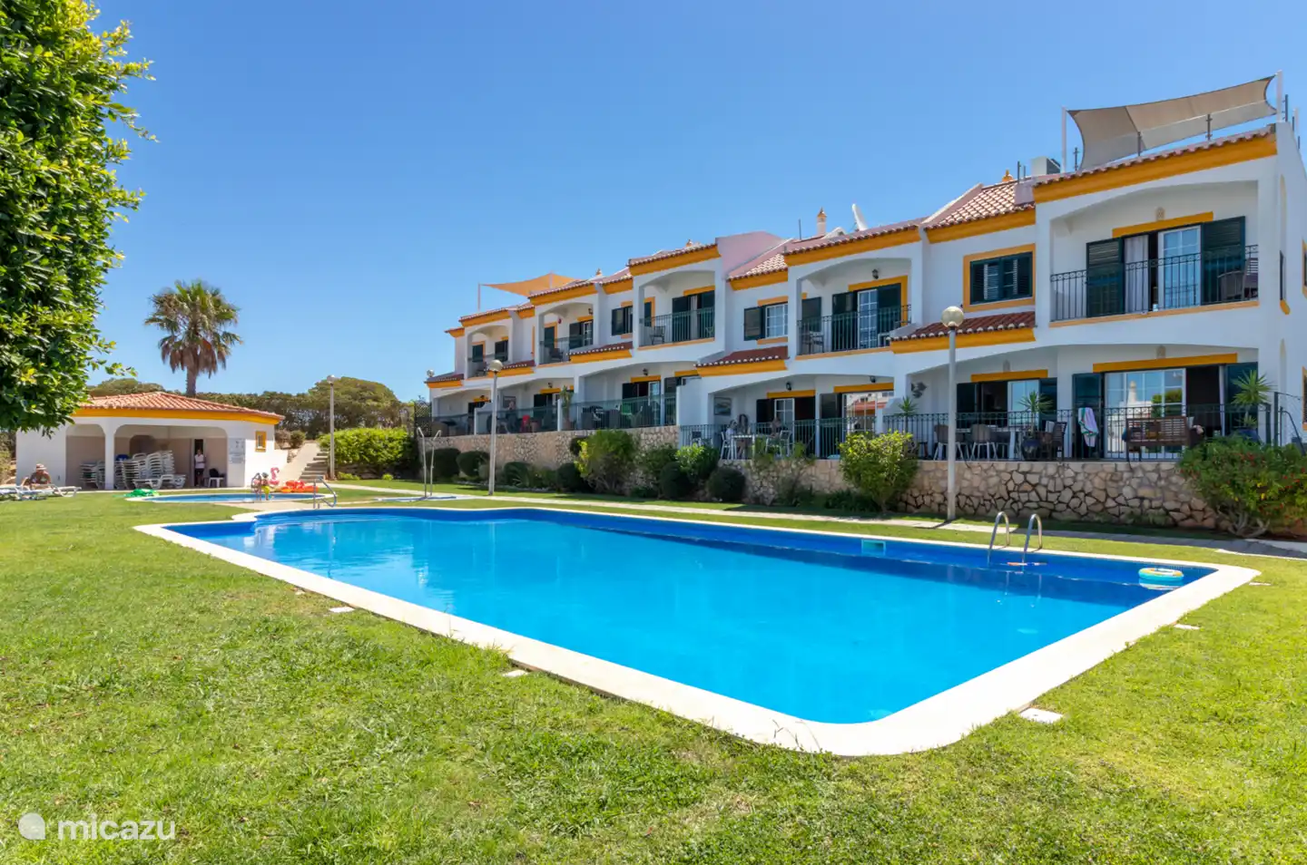 Profitez de la piscine de 18 x 5 mètres. Il y a aussi une piscine pour enfants et un bâtiment de douche avec toilettes. Et comme c’est une piscine privée, elle n’est jamais occupée ! Bien sûr, il y a des transats pour s'allonger au soleil.