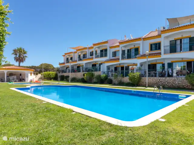 Casa Encantada Carvoeiro Algarve en Portugal, Algarve, Carvoeiro - apartamento Disfrute de la piscina de 18 x 5 metros. También hay una piscina para niños y un edificio de duchas con WC. Y como es una piscina privada, ¡nunca está ocupada! Por supuesto hay tumbonas para tumbarse al sol.
