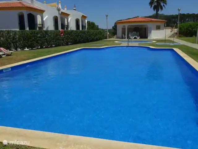 Casa Encantada Carvoeiro Algarve en Portugal, Algarve, Carvoeiro - apartamento Haga uso de la piscina maravillosa y bellamente ajardinada. ¡Hay un bloque de baños y tumbonas más que suficientes disponibles gratis!