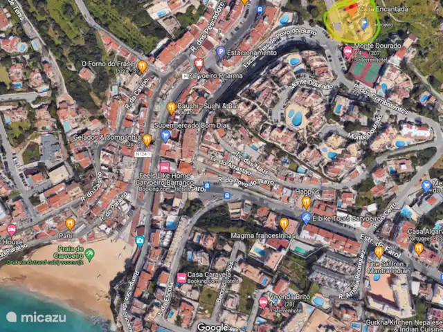 Casa Encantada Carvoeiro Algarve en Portugal, Algarve, Carvoeiro - apartamento Nuestro apartamento está ubicado contra la colina verde (Colina Verde) con una hermosa vista sobre Carvoeiro. Simplemente bajando la colina y estás justo en el bullicioso centro con todas las terrazas y restaurantes. ¡Y además la playa está muy cerca!