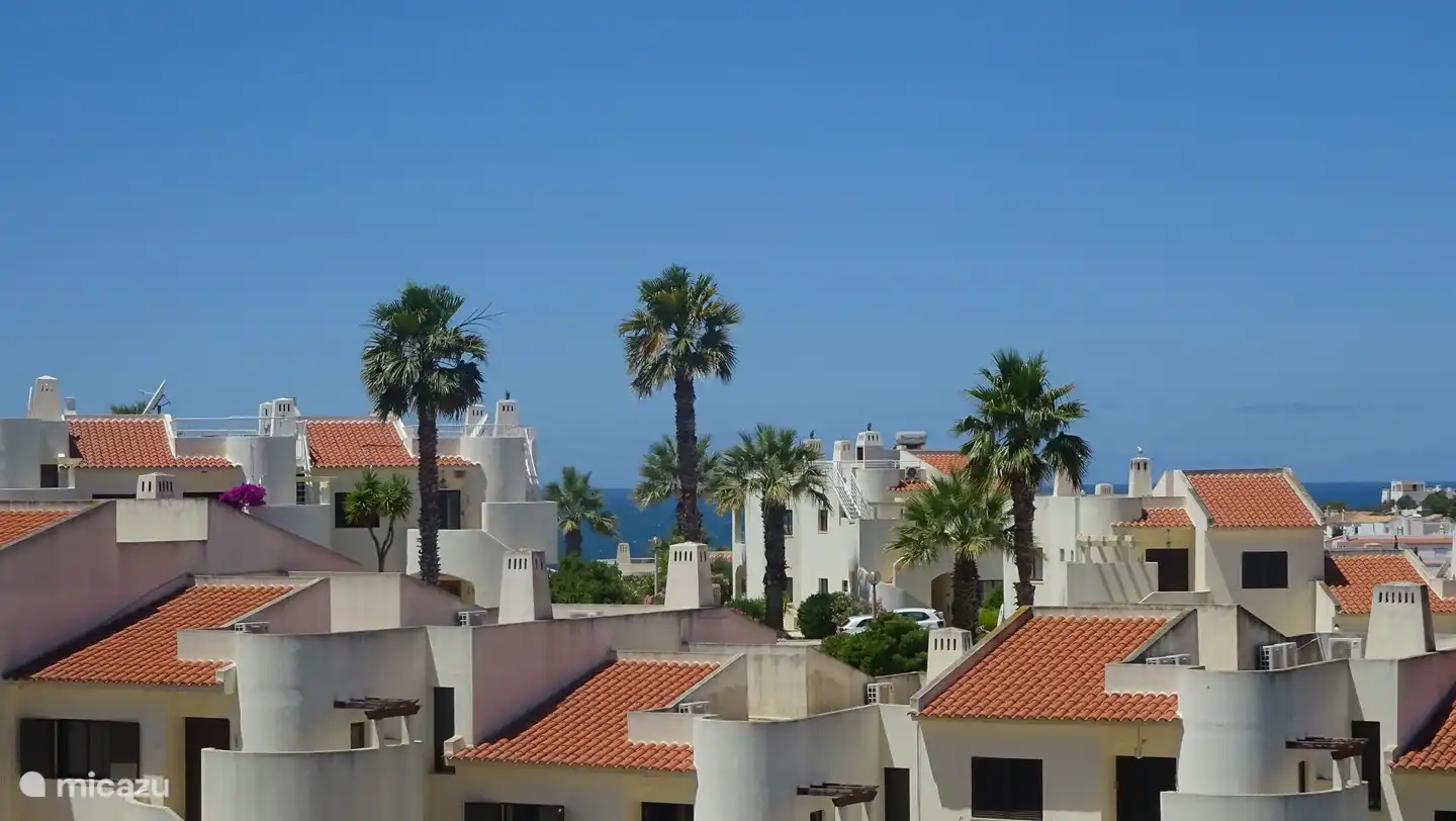 vue magnifique sur Carvoeiro et pourtant à seulement 4 minutes à pied de la jolie place du village et de la plage