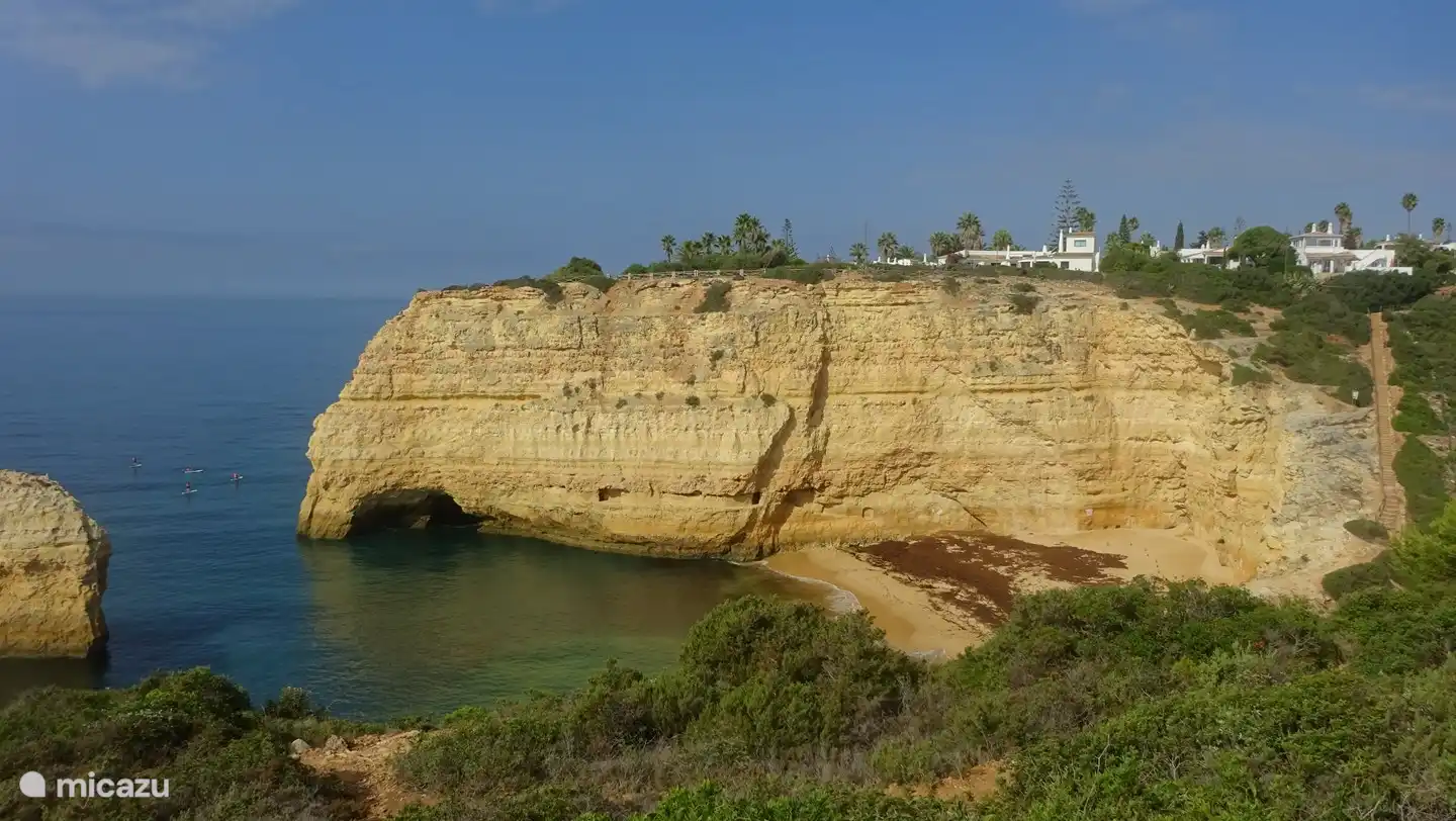 Les falaises typiques de la côte de l'Algarve