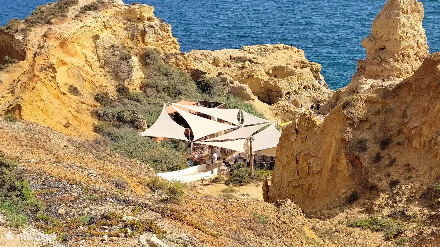Restaurant Bonaca au milieu des rochers. Délicieux poulet piri piri qu'ils ont là-bas!