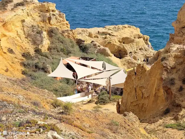 Casa Encantada Carvoeiro Algarve en Portugal, Algarve, Carvoeiro - apartamento Restaurante Bonaca en medio de las rocas. Delicioso el pollo piri piri que tienen ahí!