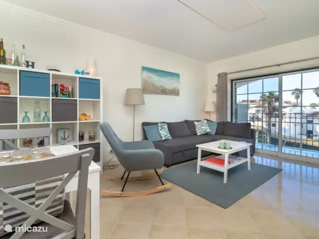 Casa Encantada Carvoeiro Algarve en Portugal, Algarve, Carvoeiro - apartamento El salón cuenta con aire acondicionado, calefacción por infrarrojos y un televisor con cromado. ¡Así que sigue tus propios canales de televisión! El encantador sofá salón también se puede utilizar como sofá cama