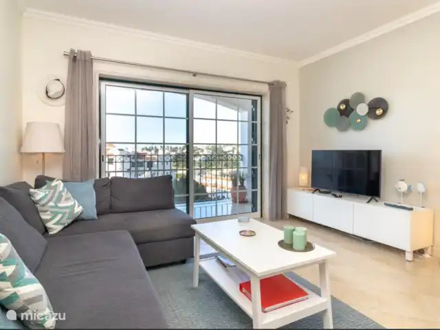 Casa Encantada Carvoeiro Algarve en Portugal, Algarve, Carvoeiro - apartamento el salón dispone de aire acondicionado, calefacción por infrarrojos y un televisor con cromado. ¡Así que sigue tus propios canales de televisión! Otra bonita vista general de la sala de estar. ¡Disfruta de la perspectiva espacial!