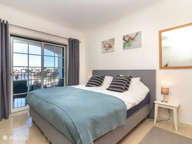 Casa Encantada Carvoeiro Algarve en Portugal, Algarve, Carvoeiro - apartamento ¡Despiértate por la mañana y disfruta de la gran vista desde el balcón! Por cierto, la cama se renovó por completo en 2025. Ahora hay un somier de 180 x 200. ¡Duerme tranquilo!