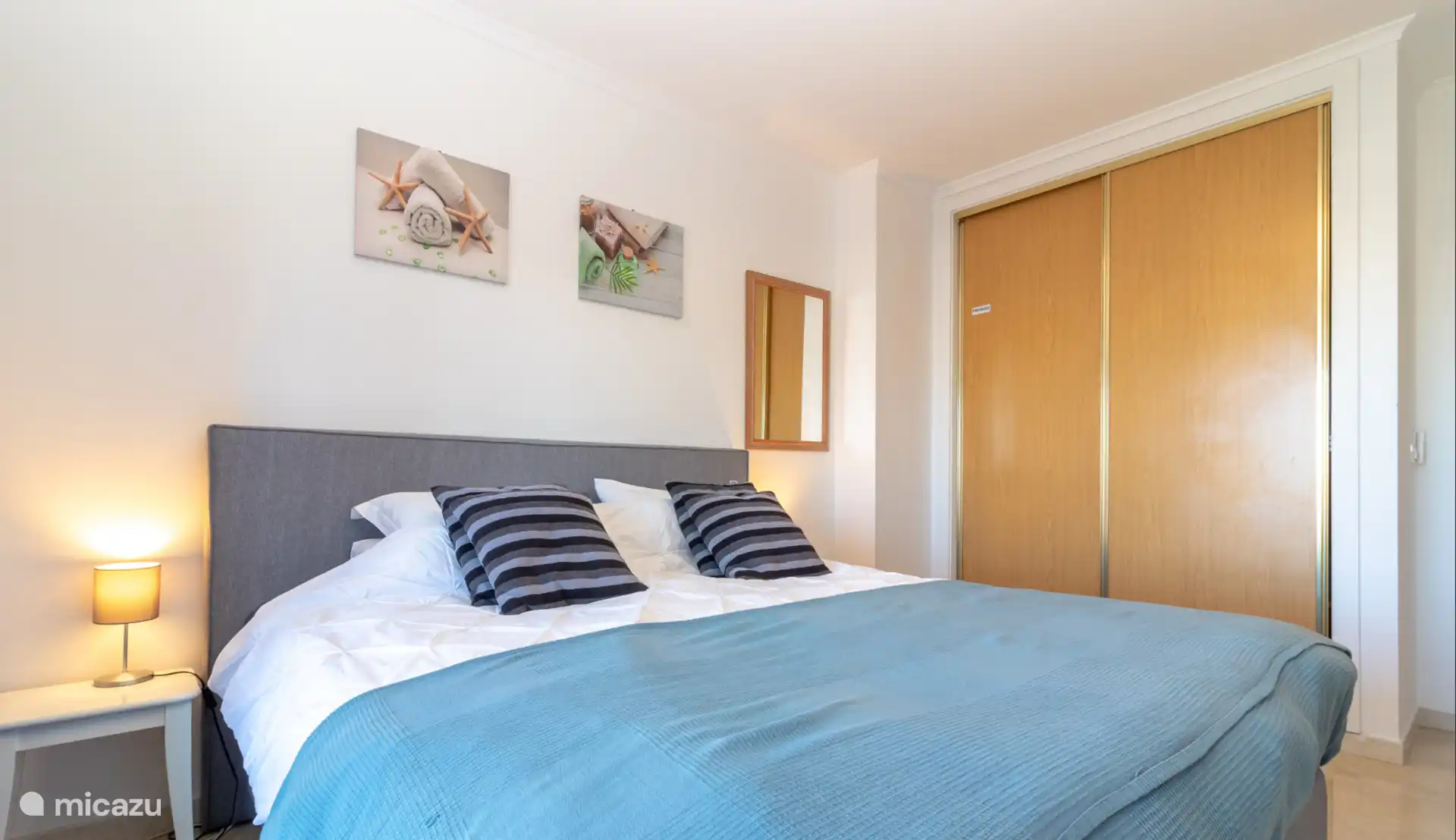 La chambre est spacieuse et dispose d’une grande armoire coulissante