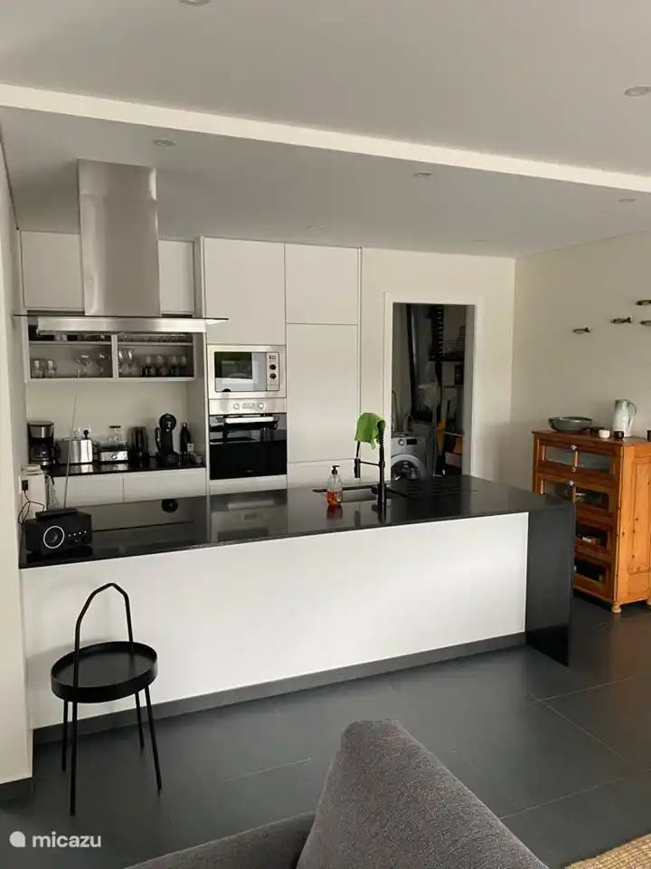 Kochen mit Blick auf das offene Wohnzimmer