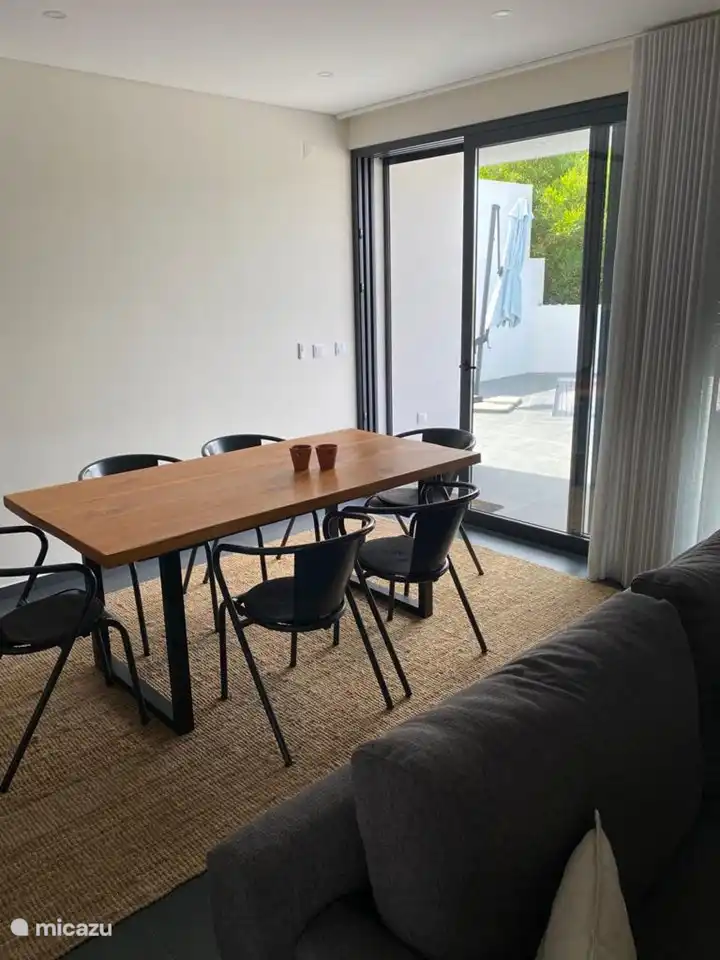 Esszimmer mit Blick auf die Terrasse und den Pool