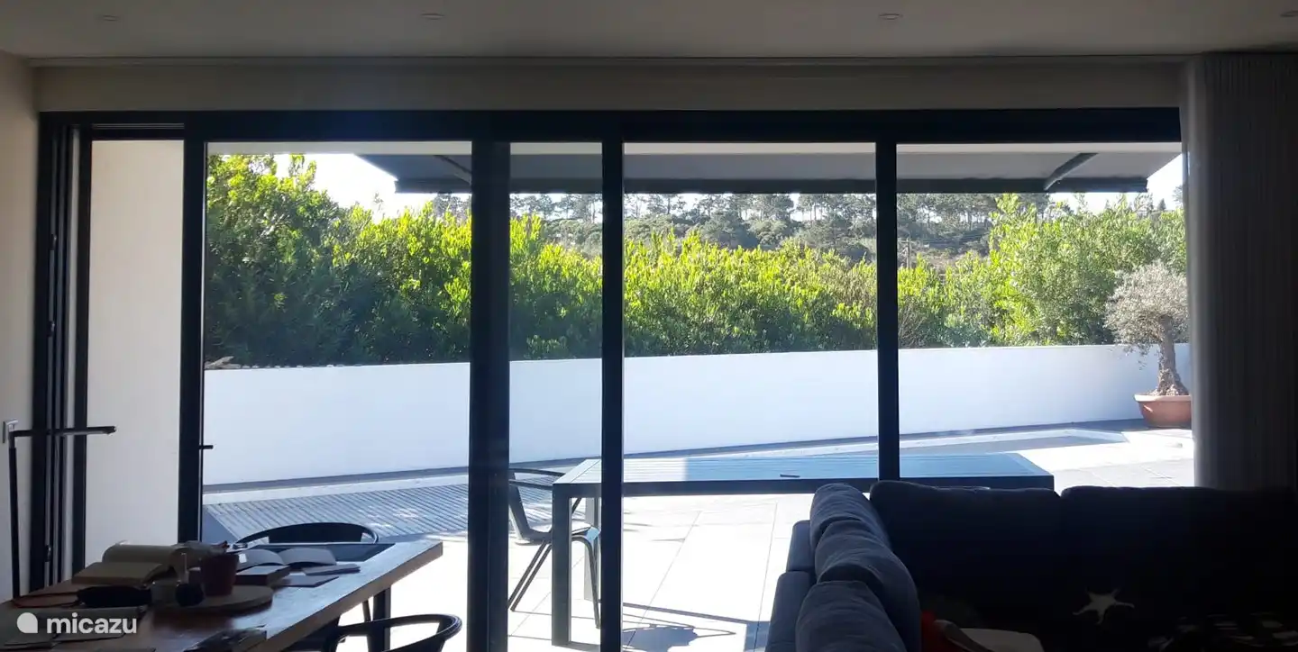 vollständig verschiebbarer Glasbereich mit automatisch abdeckenden Sonnenrollos