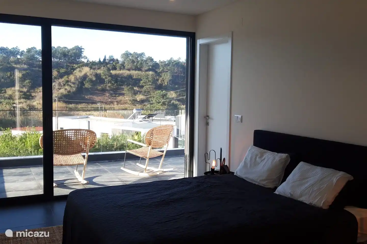 Hauptschlafzimmer, erster Stock, Doppelbett, große Terrasse mit Blick auf den Pool und die grüne Umgebung: ein wunderbarer Ort zum Entspannen bei Sonnenuntergang