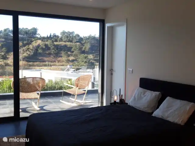 Villa Vale da Ponte en Portugal, Costa de Prata, Foz do Arelho - villa dormitorio principal, primer piso, cama doble, gran terraza con vista a la piscina y entorno verde: un lugar maravilloso para relajarse al atardecer