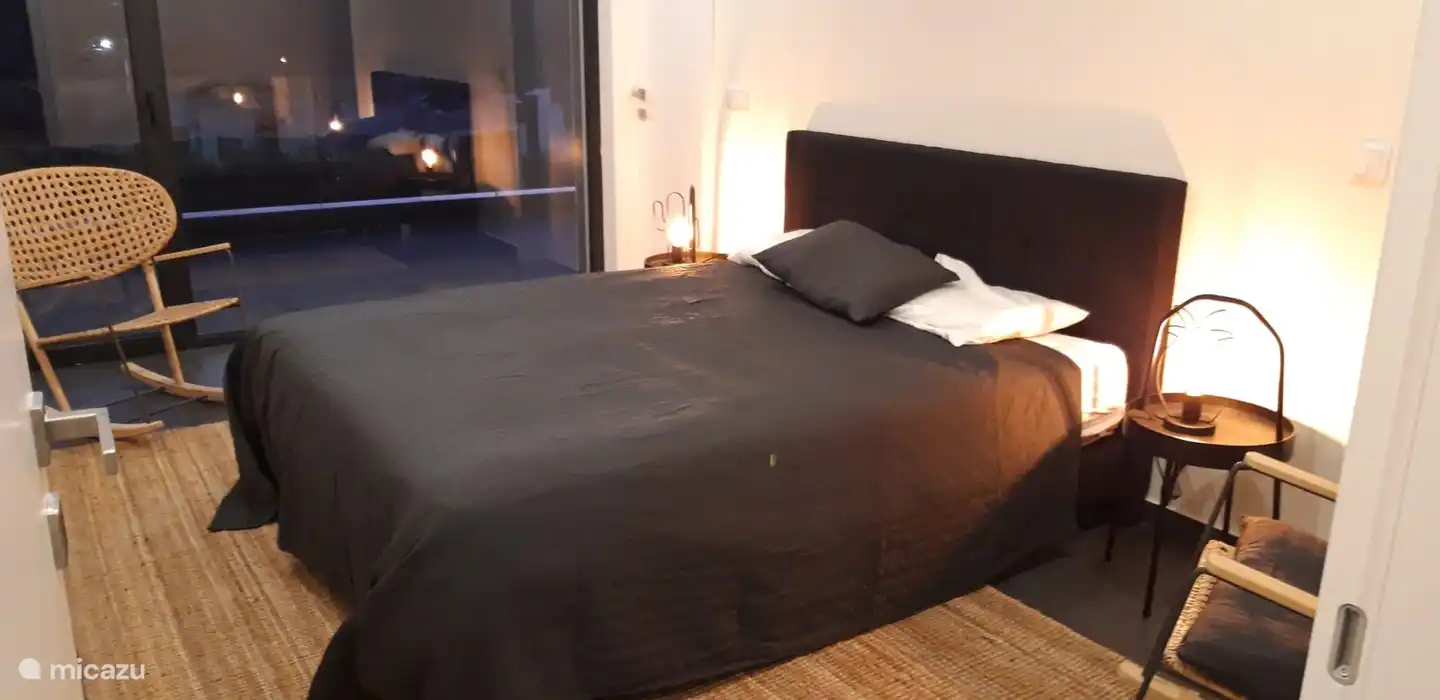 Gute Nacht: Bettwäsche, Kissen und TV vorhanden!!