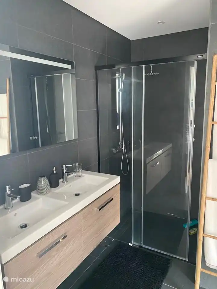 Badezimmer im Schlafzimmer 2: Doppelwaschbecken, Dusche und Toilette