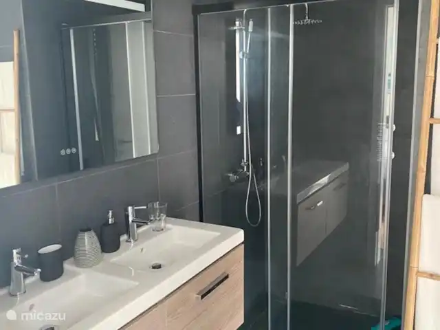 Villa Vale da Ponte en Portugal, Costa de Prata, Foz do Arelho - villa baño en el dormitorio 2: doble lavabo, ducha y WC