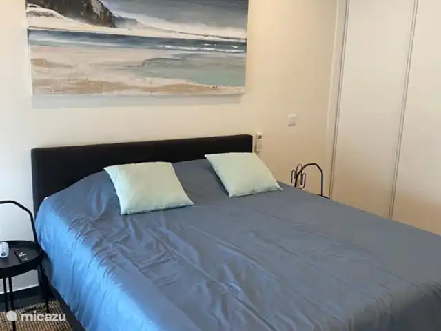 Villa Vale da Ponte en Portugal, Costa de Prata, Foz do Arelho - villa dormitorio 3: planta baja, cama doble, terraza y TV