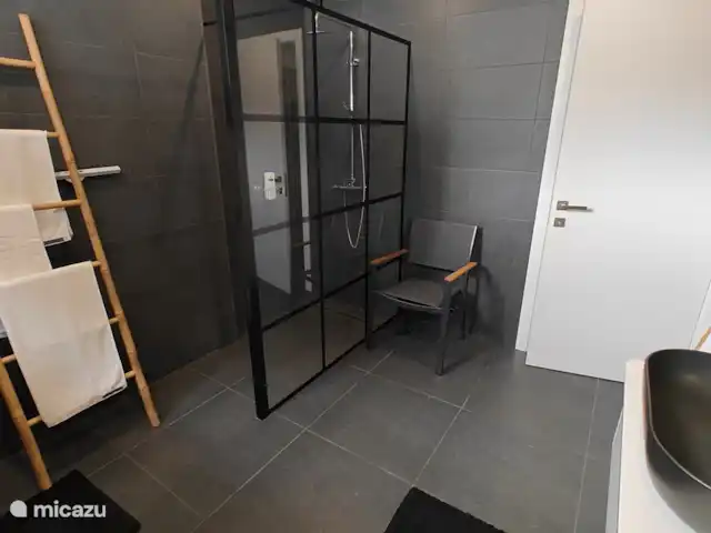 Villa Vale da Ponte en Portugal, Costa de Prata, Foz do Arelho - villa baño 3: gran cabina de ducha, también accesible para discapacitados