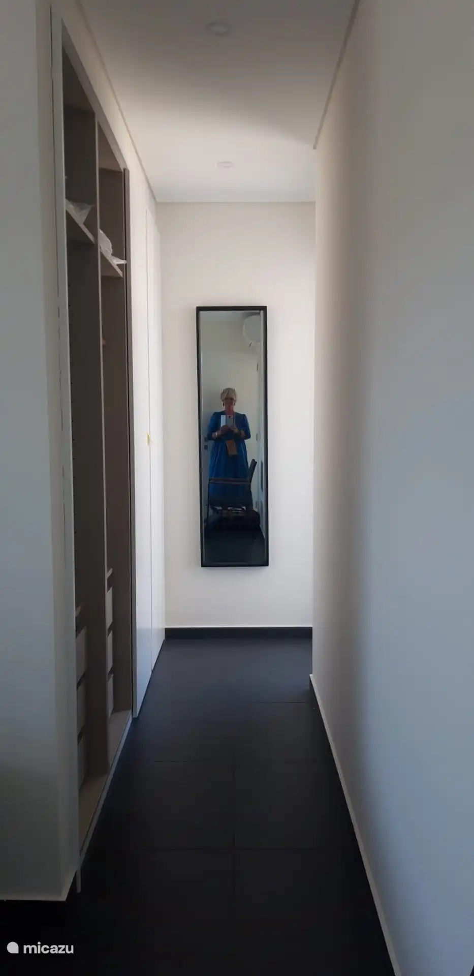 Jedes Schlafzimmer verfügt über ein geräumiges Ankleidezimmer mit mehr als genug Schubladen und Kleiderbügeln