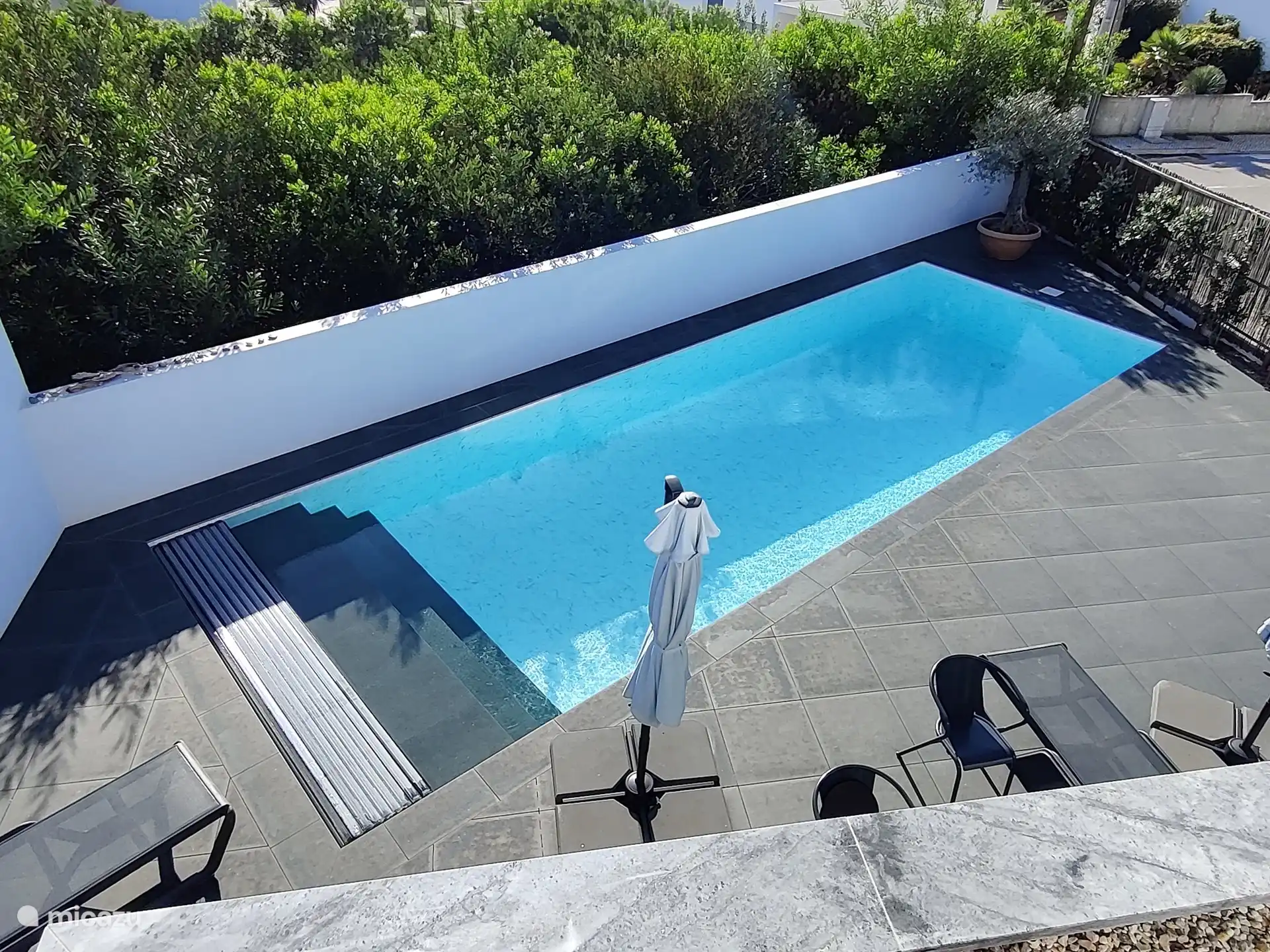 Schwimmbad: privat, groß, beheizt
große breite Treppe
elektrische Abdeckung
Glückselig